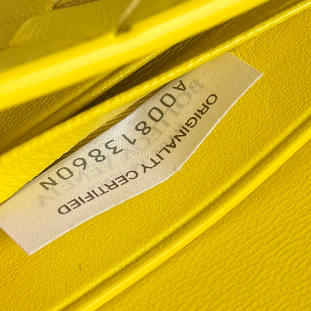 The batch of 1680 BV Andiamo evening handbags has been heavily planted again~ The designer aesthetics in the era of economic downturn are back. I fall in love with it at first sight and can't put it down. It's so beautiful and full of aura. The shape and texture are very competitive. It's light in weight and has sufficient capacity. It's a must-have for fashionistas. It's suitable for many occasions, minimalist, high-end and light luxury. Model No.: 741511 Size: 31*13*3cm